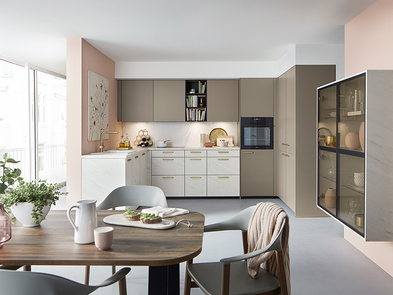 moderne U-Küche braun beige weiß Marmor mit Backofen mit Wandschrank mit Glastüren﻿