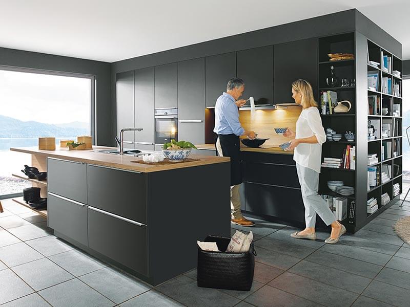 Kücheninsel matt schwarz mit integriertem Regal﻿