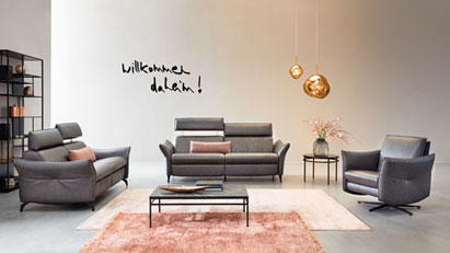 Ob Sofa, Sessel oder großzügige Wohnlandschaft - freuen Sie sich auf Funktions- und Komfortausstattungen von himolla– jetzt im Wohn Schick Online Shop