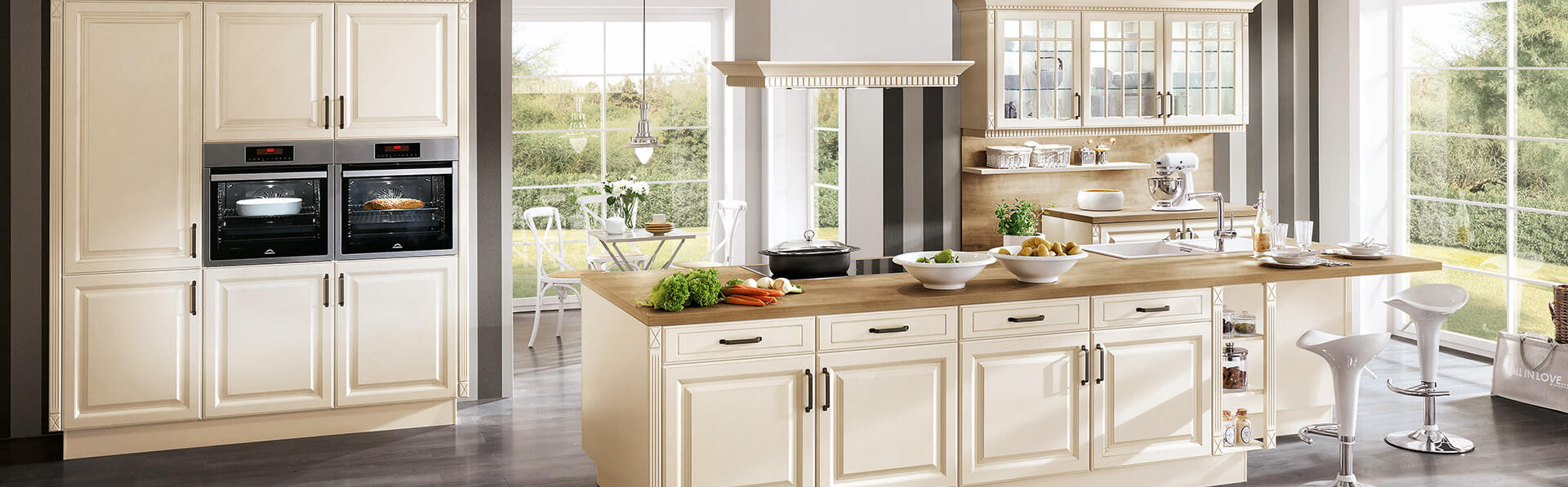 Moderne Kücheninsel Landhaus in creme weiß mit Kamin und Glastür﻿