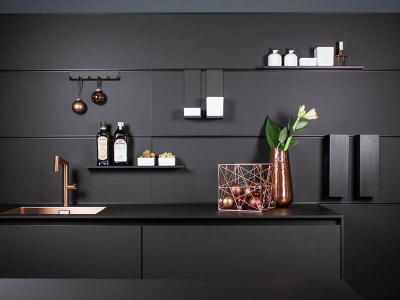nischenrückwand küchenrückwand schwarz bronze kueche